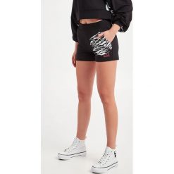 Spodenki EA7 EMPORIO ARMANI. Szorty damskie EA7 Emporio Armani, bez wzorów. W wyprzedaży za 280.37 zł.