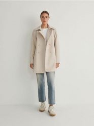 Płaszcz z dekoracyjnymi guzikami - kremowy. Białe płaszcze damskie Reserved, l, bez wzorów, z tkaniny, bez kaptura. W wyprzedaży za 69.99 zł.