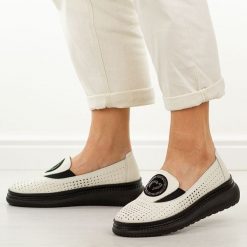 Białe skórzane ażurowe półbuty damskie Vinceza 95388. Białe półbuty damskie VINCEZA, na lato, z aplikacjami, z jeansu, z okrągłym noskiem, bez obcasa, bez zapięcia. W wyprzedaży za 197.10 zł.