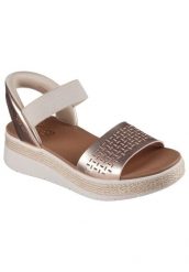 Damskie sandały na koturnie Skechers Bobs Sun Ray. Czerwone sandały damskie Skechers, bez wzorów, z materiału, bez obcasa, na koturnie, bez zapięcia. Za 307.50 zł.
