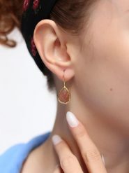 L'Atelier de Gaia Pozłacane kolczyki z kamieniami słonecznymi rozmiar: onesize. Brązowe kolczyki damskie L'Atelier de Gaia, pozłacane, z zapięciem typu bigiel. Za 39.99 zł.