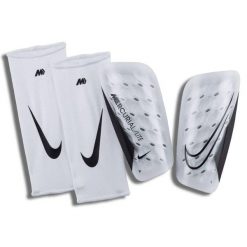 Ochraniacze piłkarskie Nike Mercurial Lite nagolenniki + skarpety kompresyjne. Białe skarpetki damskie Nike, bez wzorów. Za 148.66 zł.