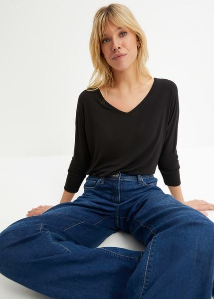 Bluzka oversize z lejącej wiskozy. Czerwone bluzki damskie bonprix, bez wzorów, z wiskozy, bez kołnierzyka, bez ramiączek. Za 59.99 zł.