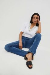 Jeansy typu flare. Jeansy damskie MOODO. W wyprzedaży za 41.99 zł.