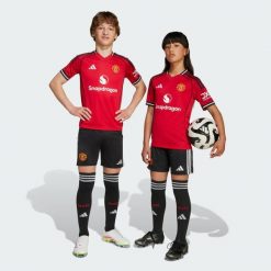 Spodenki domowe Manchester United 25/26. Czarne spodenki sportowe damskie Adidas, bez wzorów, do piłki nożnej. Za 179.00 zł.