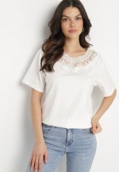 Biały T-shirt Oversize z Ozdobną Koronką i Perłami Elanoriel. Białe t-shirty damskie Born2be, l, bez wzorów, z koronki, bez kołnierzyka. Za 34.99 zł.