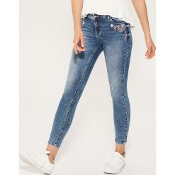 Jeansy skinny z kwiatowym haftem - Niebieski. Niebieskie jeansy damskie House, z haftami, z jeansu. Za 69.99 zł.