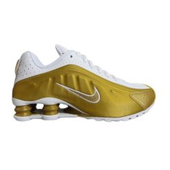 Buty sportowe Nike Shox R4 Metallic Gold White (GS) Złote - CW2626-700. Żółte obuwie sportowe treningowe Nike, do koszykówki. Za 457.70 zł.