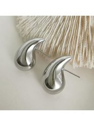 Atelier MIU Kolczyki-wkrętki rozmiar: onesize. Szare kolczyki damskie atelier MIU, z mosiądzu. Za 52.99 zł.