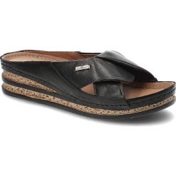 Czarne Klapki Lemar Skórzane Buty Damskie. Czarne klapki damskie Lemar, bez wzorów, ze skóry, bez obcasa, na obcasie, bez zapięcia. Za 169.00 zł.