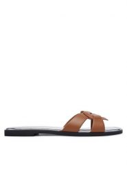 LOVE MOSCHINO Klapki JA28092G0OIAX200 Brązowy. Brązowe klapki damskie Love Moschino, bez wzorów, ze skóry, bez obcasa, bez zapięcia. Za 809.99 zł.