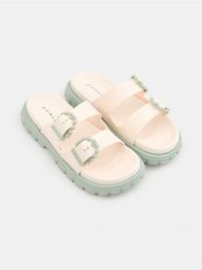 Klapki z dwoma paskami i ozdobnymi klamrami - wielobarwny. Klapki damskie Sinsay, bez wzorów, bez obcasa, bez zapięcia. Za 39.99 zł.