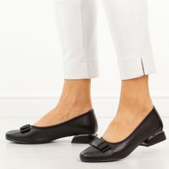 Czarne skórzane czółenka damskie na obcasie M.Daszyński Ol37-2. Czarne czółenka damskie M.Daszyński, z aplikacjami, z jeansu, z okrągłym noskiem, bez obcasa, na obcasie. Za 219.00 zł.