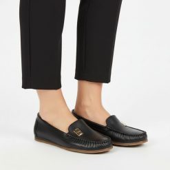 Mokasyny damskie Armodo, cholewka ze skóry naturalnej gładkiej klasyczna wsuwana konstrukcja z delikatnym przeszyciem z przodu subtelny metalowy deta. Czarne mokasyny damskie Armodo, ze skóry, bez obcasa. Za 379.00 zł.