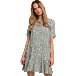 Przewiewna trapezowa sukienka w kwiaty z falbaną na lato. Sukienki damskie Sukienki.shop, bez wzorów, z tkaniny, bez ramiączek. Za 169.00 zł.