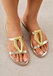 Złote Klapki VICES z Metaliczną Geometryczną Klamrą Azaeriana. Żółte klapki damskie Renee, z aplikacjami, bez obcasa, na płaskiej podeszwie, bez zapięcia. Za 79.99 zł.