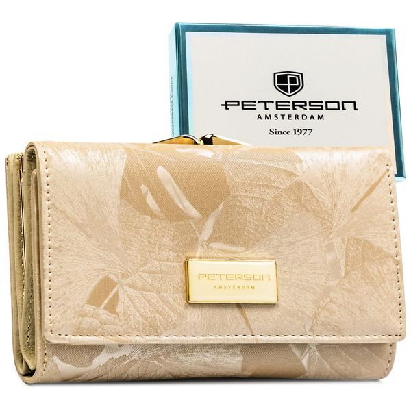 Beżowy portfel damski ze skóry naturalnej i ekologicznej w roślinny wzór, zamykany na bigiel i zatrzask Peterson PTN PS108-MLF. Brązowe portfele damskie Peterson, z aplikacjami, ze skóry. Za 115.99 zł.