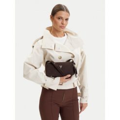 Torebka Guess. Brązowe torebki klasyczne damskie Guess, bez dodatków. Za 575.99 zł.