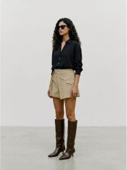 Vero Moda Koszula w kolorze czarnym rozmiar: XS. Czarne koszule damskie Vero Moda, xs, bez wzorów, z wiskozy, bez kołnierzyka, bez ramiączek. Za 109.95 zł.