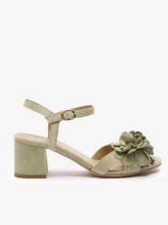 Jasnozielone sandały na obcasie z kwiatem. Zielone sandały damskie Ryłko, bez wzorów, ze skóry, bez obcasa, na obcasie, bez zapięcia. Za 449.99 zł.