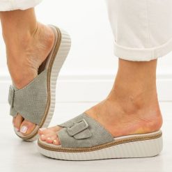 Khaki skórzane klapki damskie S.Barski 7002. Brązowe klapki damskie S.BARSKI, bez wzorów, z jeansu, bez obcasa, na koturnie, bez zapięcia. Za 229.00 zł.