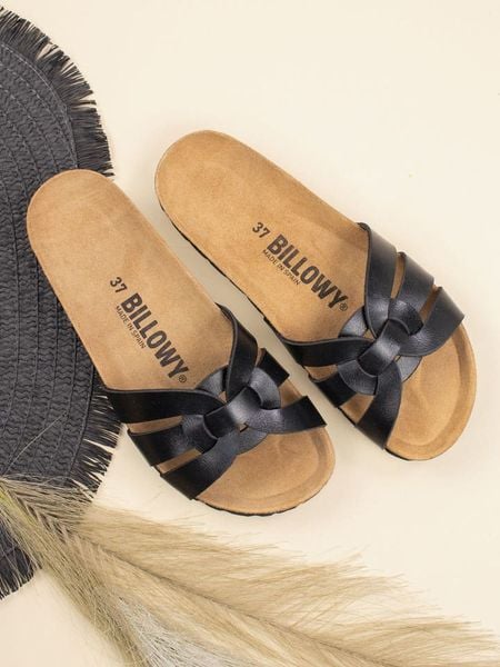 Billowy Klapki w kolorze czarnym rozmiar: 38. Czarne klapki damskie Billowy, bez wzorów, z otwartym noskiem, bez obcasa, bez zapięcia. Za 104.89 zł.