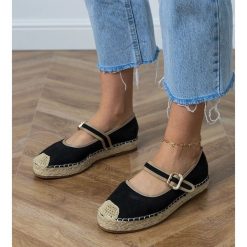 Czarne espadryle z ozdobną sprzączką. Czarne espadryle damskie bez wzorów, ze skóry ekologicznej, bez obcasa, na platformie. Za 78.15 zł.