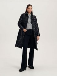 Pikowany płaszcz - czarny. Czarne płaszcze damskie Reserved, l, bez wzorów, z tkaniny, bez kaptura. W wyprzedaży za 65.99 zł.