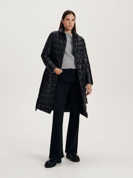 Pikowany płaszcz - czarny. Czarne płaszcze damskie Reserved, l, bez wzorów, z tkaniny, bez kaptura. W wyprzedaży za 65.99 zł.