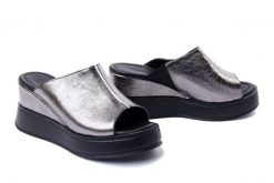 ARTIKER RELAKS 54C0391 srebrny, klapki damskie. Szare klapki damskie Artiker Relaks, bez wzorów, ze skóry, bez obcasa, na koturnie, bez zapięcia. Za 174.93 zł.