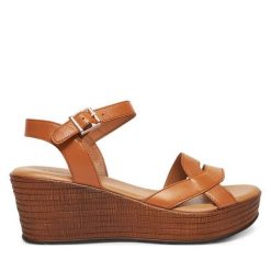 Sandały Lasocki. Brązowe sandały damskie Lasocki, bez wzorów, bez obcasa, na koturnie, bez zapięcia. Za 179.99 zł.