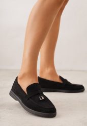 Czarne Mokasyny z Imitacji Zamszu z Ozdobnym Przeszyciem i Zawieszką Veleyra. Czarne mokasyny damskie Born2be, z jeansu, bez obcasa. Za 99.99 zł.