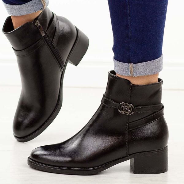 Czarne botki damskie na obcasie Potocki 12738. Czarne botki damskie POTOCKI, na jesień, z dzianiny, casualowe, z okrągłym noskiem, bez obcasa, na obcasie, bez zapięcia. W wyprzedaży za 188.34 zł.