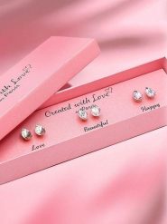 Created with Love 3-częściowy zestaw kolczyków-wkrętek "Bloom" z cyrkoniami rozmiar: onesize. Różowe kolczyki damskie Created with Love, z cyrkonią, z mosiądzu. Za 56.99 zł.