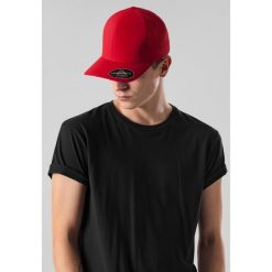 Czapka Flexfit delta. Czerwone czapki z daszkiem damskie FLEXFIT, bez wzorów. Za 156.00 zł.