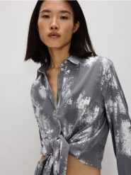 Koszula z metalicznym nadrukiem - ciemnoszary. Szare koszule damskie Reserved, l, bez wzorów, z tkaniny, bez kołnierzyka, bez ramiączek. W wyprzedaży za 35.99 zł.