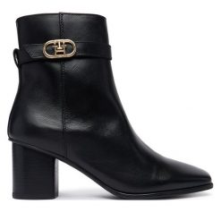 Botki Tommy Hilfiger. Czarne botki damskie Tommy Hilfiger, bez obcasa, na słupku, bez zapięcia. Za 749.99 zł.