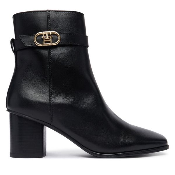 Botki Tommy Hilfiger. Czarne botki damskie Tommy Hilfiger, bez obcasa, na słupku, bez zapięcia. Za 749.99 zł.