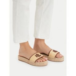Klapki LAUREN RALPH LAUREN. Brązowe klapki damskie Lauren Ralph Lauren, bez wzorów, bez obcasa, bez zapięcia. Za 426.99 zł.
