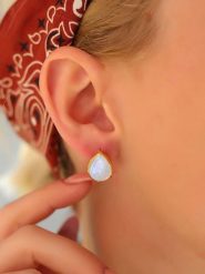 Pierres delicates Pozłacane kolczyki-wkrętki z kamieniami księżycowymi rozmiar: onesize. Białe kolczyki damskie Pierres delicates, z kamieniem księżycowym, pozłacane. Za 39.99 zł.