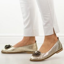 Złote skórzane Polskie półbuty damskie Deoni D047. Żółte półbuty damskie Deoni, na jesień, z aplikacjami, z jeansu, z okrągłym noskiem, bez obcasa, na płaskiej podeszwie, bez zapięcia. Za 439.00 zł.