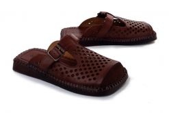 Artiker Relaks 58C1012 choco, klapki damskie. Brązowe klapki damskie Artiker Relaks, bez wzorów, ze skóry, bez obcasa, bez zapięcia. Za 294.90 zł.