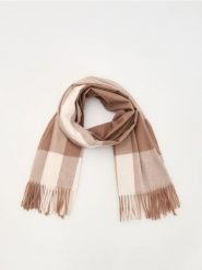 Szalik z dodatkiem wiskozy - kremowy. Białe szaliki damskie Reserved, bez wzorów, z wiskozy. W wyprzedaży za 35.99 zł.