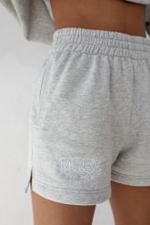 Szorty z dzianiny dresowej z haftem MRSL w kolorze LIGHT GREY MELANGE - LE PETIT-XL. Szare spodenki sportowe damskie Marsala, s, bez wzorów, z bawełny, z podwyższonym stanem, na fitness i siłownię. W wyprzedaży za 56.97 zł.