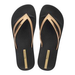 Klapki damskie japonki Ipanema Bossa Soft. Czarne klapki damskie Ipanema, bez wzorów, z gumy, bez obcasa, bez zapięcia. Za 89.00 zł.