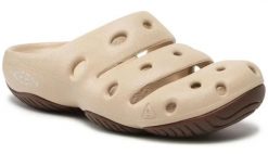Klapki damskie Keen Yogui W safari/silver birch. Szare klapki damskie 909, bez wzorów, z gumy, bez obcasa, bez zapięcia. Za 335.99 zł.