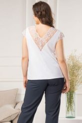 Bluzka elegancka z ozdobną koronką ADELINA biała. Białe bluzki damskie KARKO, plus size, bez wzorów, z jeansu, eleganckie, bez kołnierzyka, plus size, bez ramiączek. Za 79.50 zł.