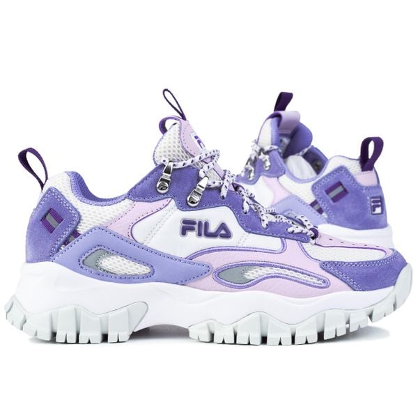 Buty damskie trekkingowe Fila RAY TRACER TR2 WMN. Białe obuwie trekkingowe damskie Fila, bez zapięcia. W wyprzedaży za 249.00 zł.