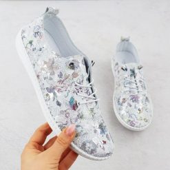 Skórzane półbuty damskie w kwiaty białe T.Sokolski 2023 FL. Białe półbuty damskie T.Sokolski, bez wzorów, ze skóry, bez obcasa, bez zapięcia. Za 269.99 zł.