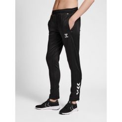 Spodnie dresowe damskie Hummel hmlcore xk poly. Czarne spodnie sportowe damskie Hummel, uniwersalny, bez wzorów, z dresówki, z standardowym stanem, do piłki ręcznej. Za 180.50 zł.